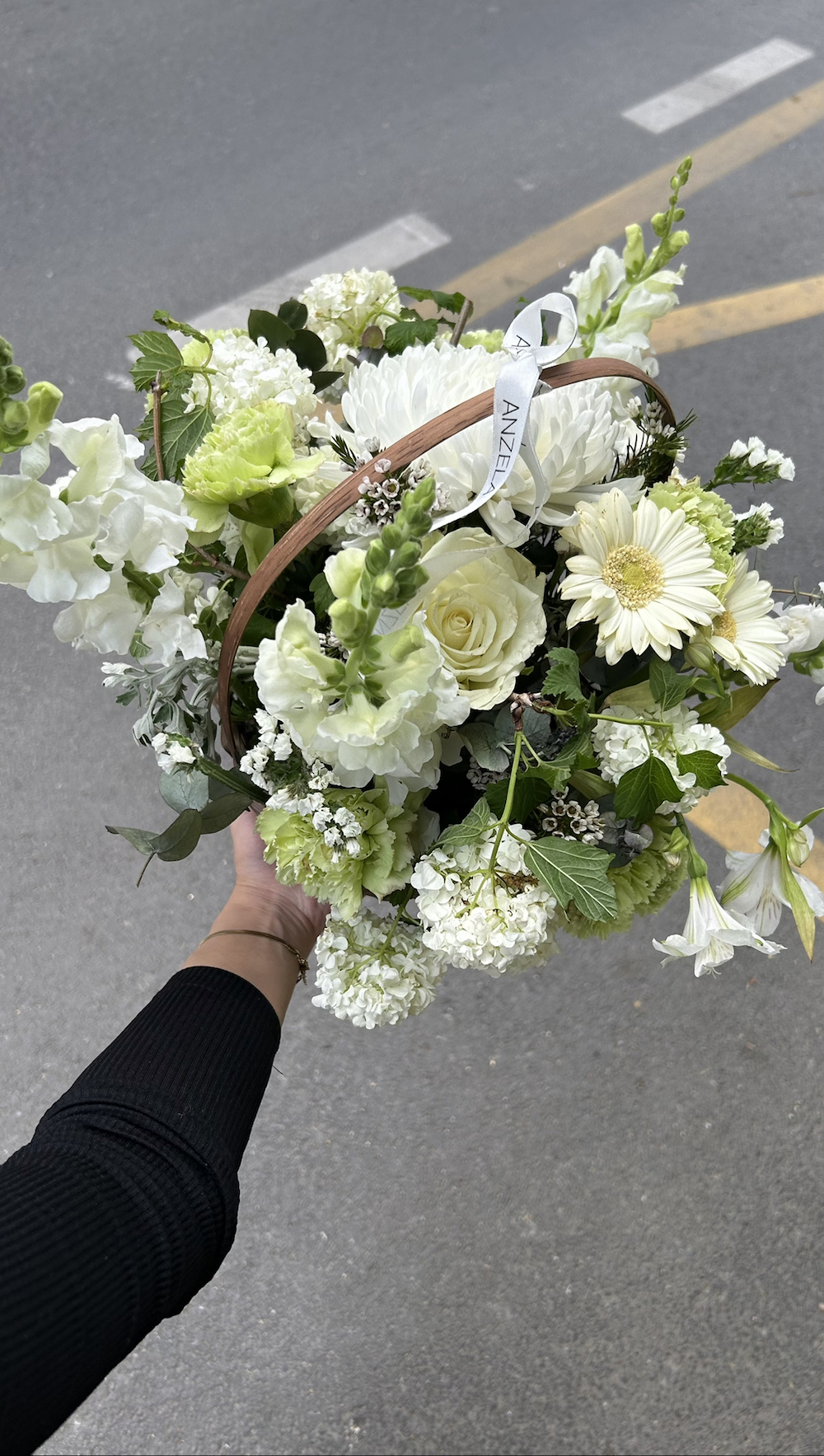 Beyaz Çiçekli Sepet